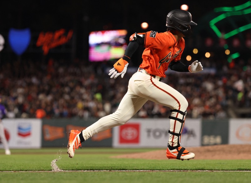 안타를 치고 1루로 달려가는 이정후.