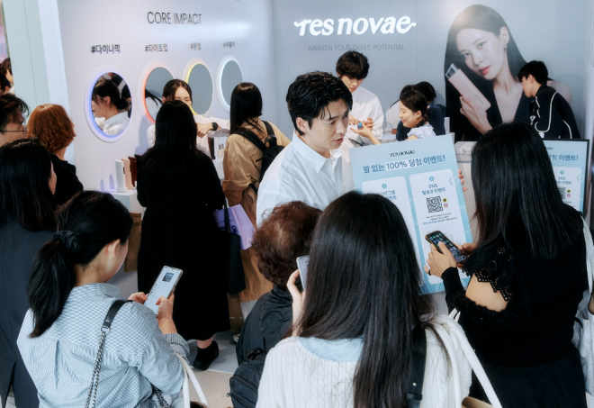 지난 4월 18일부터 20일까지 성수동 XYZ 서울에서 진행된 쿠팡 '메가뷰티쇼 버추얼스토어'에 마련된 레스노베 제품 체험 부스에 고객들이 몰려있다. ⓒ쿠팡