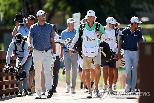 코스를 이동하는 셰플러.