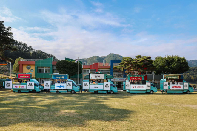 지난달 20일 강원 삼척시 오저초등학교 운동장에 배달의민족 푸드트럭이 서 있는 모습 ⓒ우아한형제들