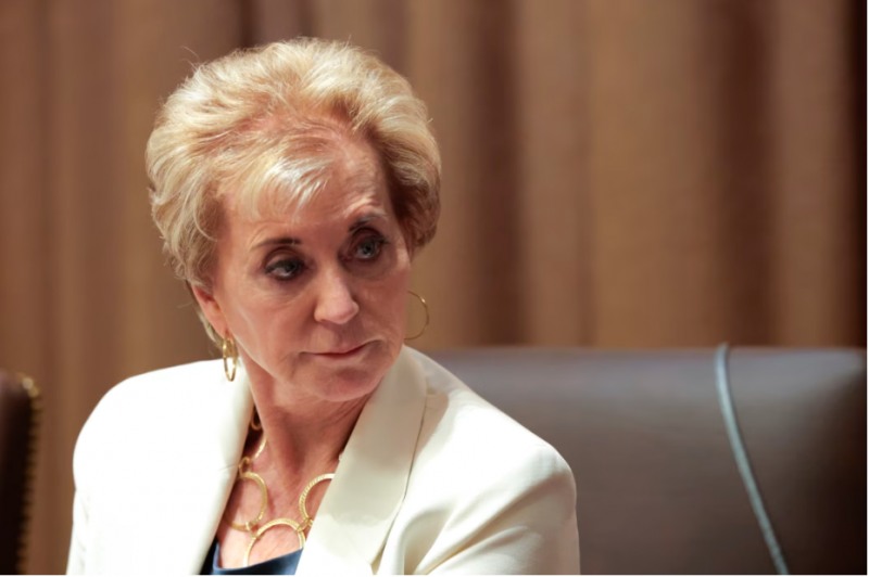 美교육부는 미국 대학들에 학자금 융자금을 회수하라고 통보해 거의 1000만명에 달하는 학생들이 디폴트 상태이거나 위기에 처해있다고 월스트리트저널이 5일(현지시간) 보도했다. 사진-린다 맥마혼 교육부장, 게티 이미지