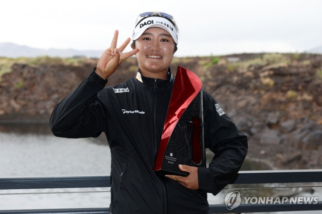 우승 트로피 든 유해란