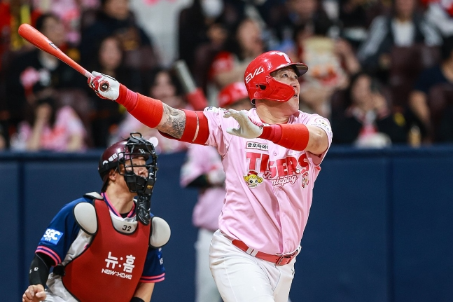 길었던 '아홉수' 끊은 KIA 양현종 180승, 최형우 400홈런 대기록 수립