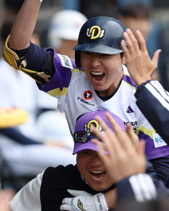 홈런 친 정수빈을 업은 박석민 두산 타격코치