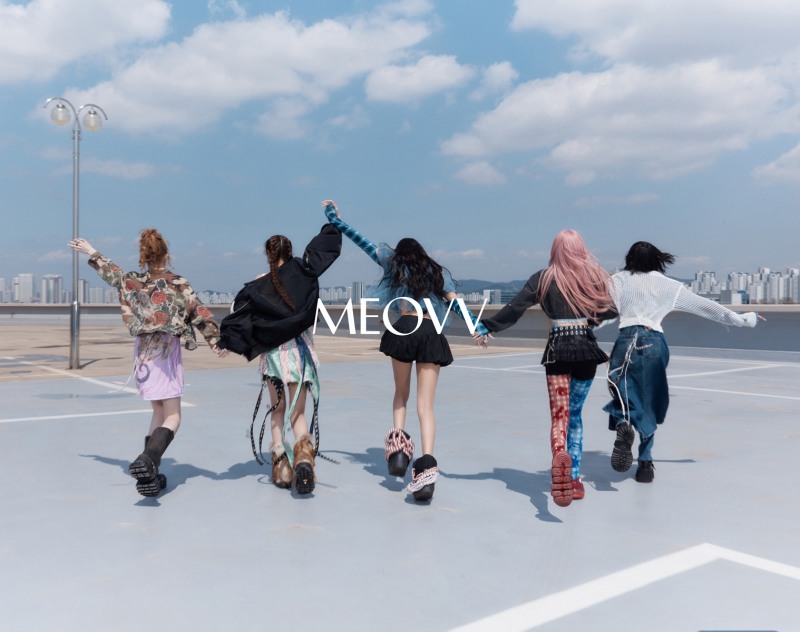 MEOVV(미야오), 타이틀곡 ‘DROP TOP’ 두 번째 콘셉트 포토 공개…‘청량함 가득’