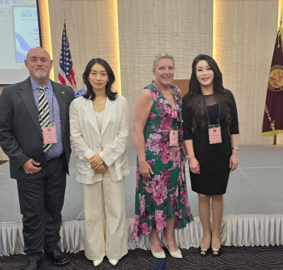 사진=(오른쪽) 김옥주 대표와 (왼쪽) 미국 미주리주 하원의원 및 관계자들과 함께 기념 촬영을 하고 있다.