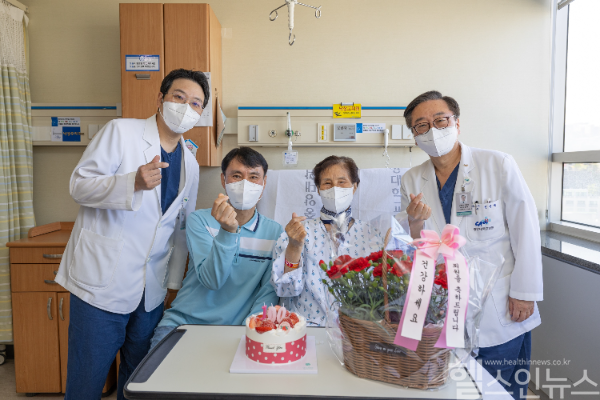 중앙대의료원 100번째 간이식 환자 회복 기념사진 (중앙대의료원 제공)