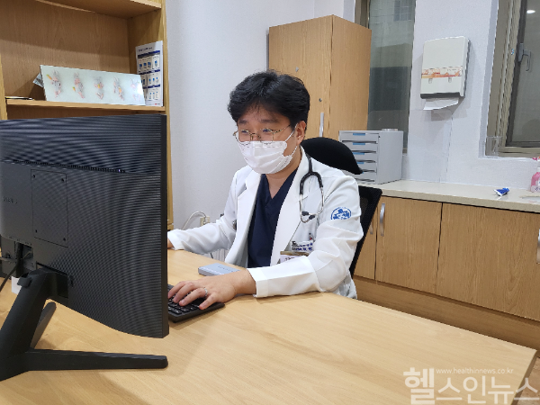 최한일 온병원 소화기내과 과장 진료 모습 (온병원 제공)