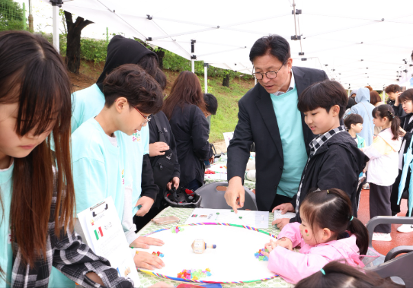 도성훈 교육감이 관내 어린이들과 놀이축제를 진행하고 있다.