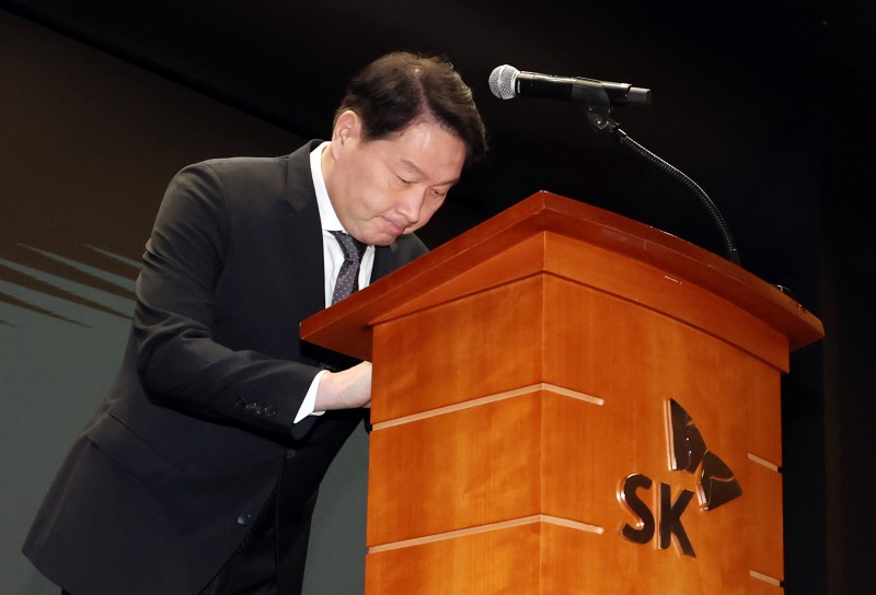 최태원 SK그룹 회장이 7일 서울 중구 SK텔레콤 T타워에서 열린 유심 정보 유출 관련 일일 브리핑에 참석, 정보 유출과 관련해 고개 숙여 대국민 사과를 하고 있다.