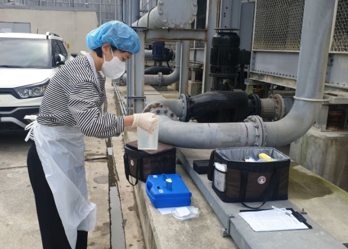 서귀포시 서부보건소가 레지오넬라증 예방을 위해 관내 대형건물 냉각탑, 대형호텔, 목욕업소, 요양시설 등 다중이용시설 18개소를 대상으로 급수시설 집중 점검과 환경수계 검사를 실시한다. (서귀포시 제공)