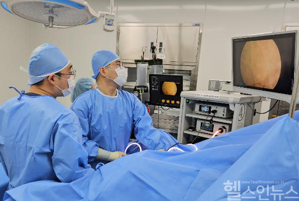 이장희 인천힘찬종합병원 비뇨의학과 과장이 아이틴드 시술을 시행하고 있다. (인천힘찬종합병원 제공)