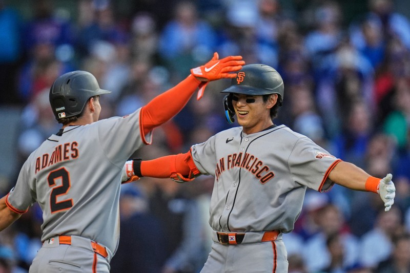 홈런 치고 아다메스 축하받는 이정후.