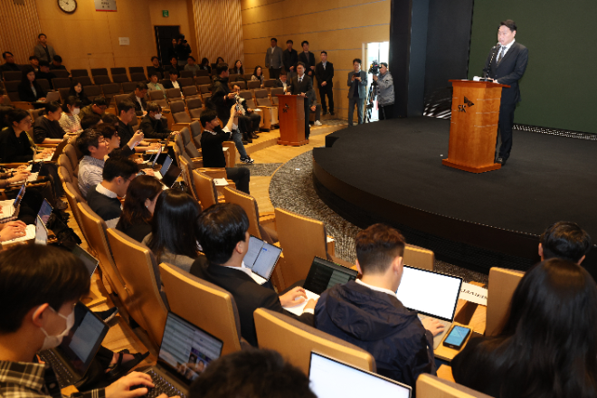 최태원 SK그룹 회장이 7일 서울 중구 SKT타워에서 열린 유심 정보 유출 관련 일일 브리핑에 참석, SK텔레콤에서 일어난 해킹 피해에 대해 대국민 사과를 하고 있다.