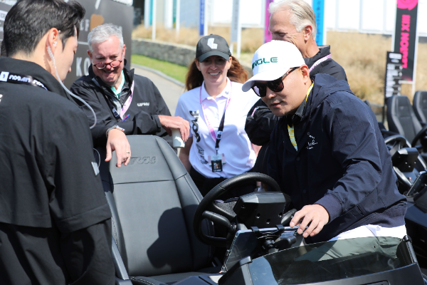 메이트모빌리티의 사업총괄 이승준 전무(오른쪽)가, 경기위원들에게 LIV GOLF를 위해 준비한 전용 시스템을 설명하고 있다