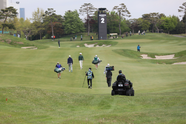 LIV GOLF경기위원이 2번홀에서 선수들을 따라 이동하는 모습