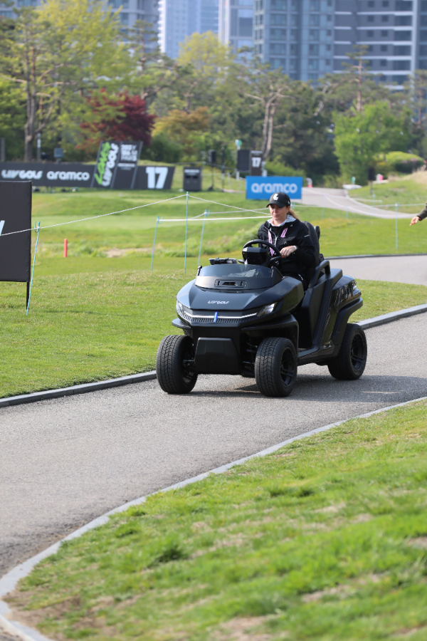 LIV GOLF경기위원이 이동하는 모습