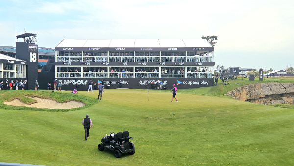 . LIV GOLF 경기위원이 18번 홀에서 선수의 요청을 받고 진입하는 모습