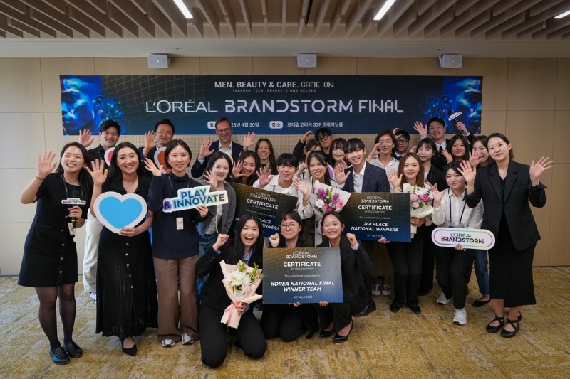 '2025 로레알 브랜드스톰 국내 결선 최종 우승을 차지한 ‘헤어리 스타일즈’ 팀을 비롯한 참가자들과 심사위원으로 참석한 로레알코리아 임원진들이 함께 포토타임을 갖고 있다.
