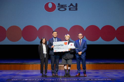 농심이 제25회 전주국제영화제에서 영화의 미래를 이끌 신예 감독을 격려하는 ‘농심신라면상’을 수여했다. (농심 제공)
