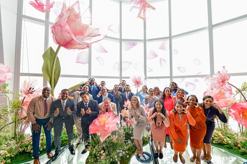 하나님의 교회 82차 해외성도방문단으로 유럽, 북미, 남미 등지에서 방한한 외국인들이 6일 롯데월드타워 서울스카이 전망대에 올랐다. 아시아 최고 높이에서 아슬아슬한 즐거움을 만끽했다.