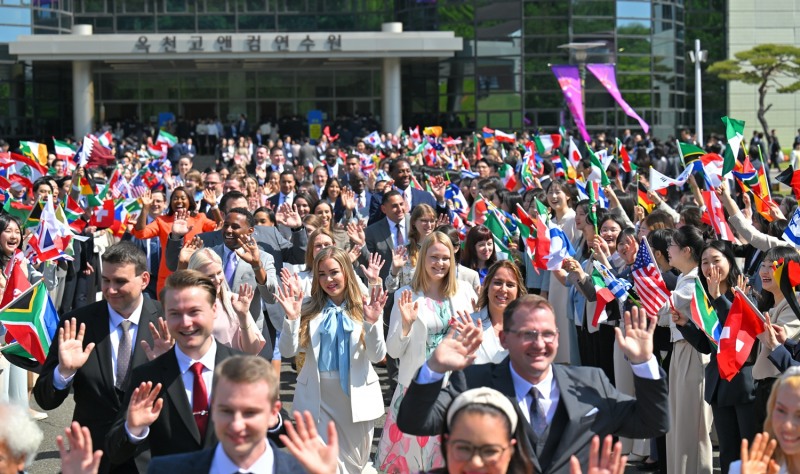 82차 해외성도방문단이 충북 옥천 옥천고앤컴연수원에서 열린 글로벌 문화행사에서 뜨거운 환영을 받고 있다.