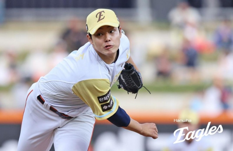 역투하는 문동주.