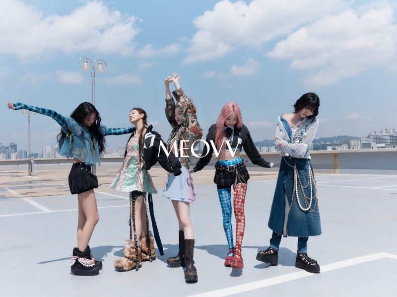 MEOVV(미야오), 첫 EP 타이틀곡 ‘DROP TOP’ 콘셉트 포토 공개…5인 5색 청량한 매력 발산