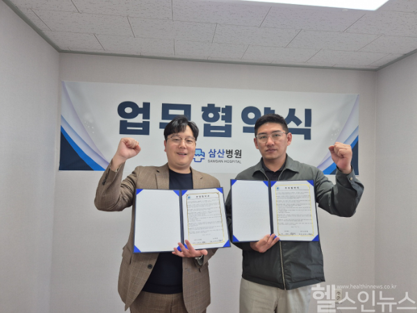 박제형 원주 삼산병원 본부장(왼쪽)과 유현수 원주시수영연맹 회장(오른쪽)이 후원협약식을 체결하고 기념사진을 촬영하고 있다. (원주 삼산병원 제공)