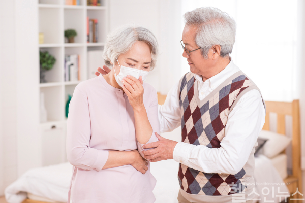 노인은 감기와 구별 어려운 폐렴에 쉽게 노출되며, 조기 진단과 예방접종, 구강 관리가 생명을 지키는 열쇠다. (클립아트코리아)
