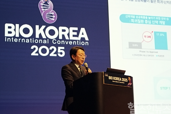 AI 기반 신약개발 세션에서 발표 중인 남기엽 신약개발총괄사장(CTO) (파로스아이바이오 제공)