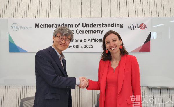 남재환 SML바이오팜 대표(왼쪽)와 Affilogic사의 Business Development Director인 Nadège Prel (SML바이오팜 제공)