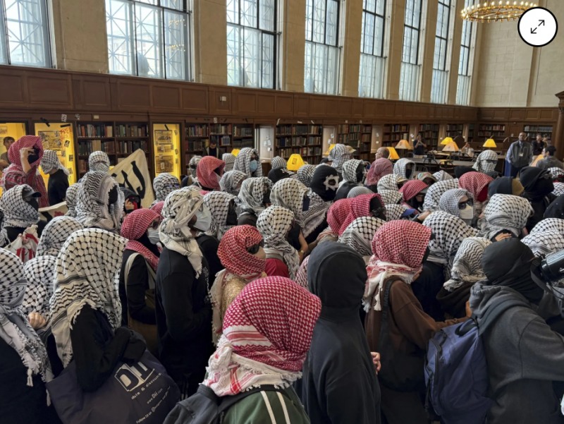 컬럼비아대의 버틀러 메인도서관을 점거한 친 팔레스타인그룹 학생 단체들. 사진=AP, 블룸버그통신