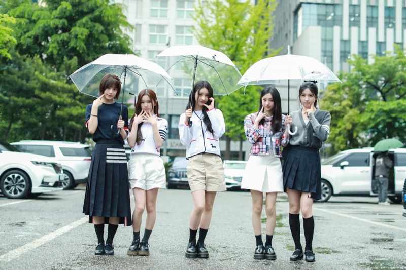 HITGS(힛지스), 9일 ‘뮤직뱅크’ 출연…출근길 ‘단정+고급’ 분위기 여친룩 눈길