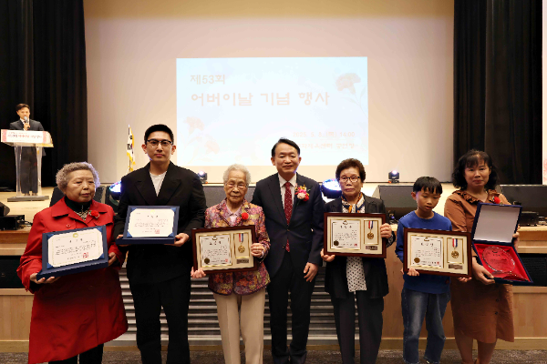 김찬진 동구청자이 효행자, 장한 어버이, 효 실천 및 노인복지에 기여한 단체·기관에 표창을 수여하고 기념 촬영을 하고 있다.