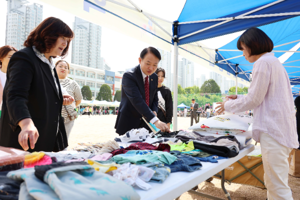 김찬진 동구청장이 자원순환 나눔장터를 둘러보고 있다.