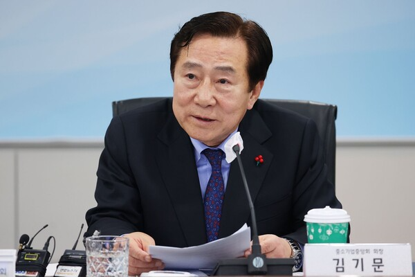 로만손 중국산을 국산으로 속여 판 혐의로 김유미 제이에스티나 대표 등과 함께 검찰에 기소된 김기문 중기중앙회 회장. 연합뉴스