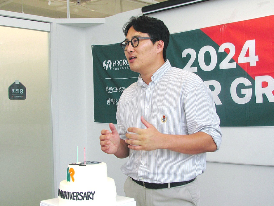 HR그룹 신호룡 대표가 2024년 HR그룹 기념일 행사에서 케이크 앞에서 인사말을 전하고 있다./사진=HR그룹 미디어팀