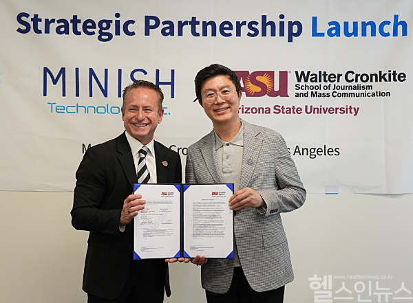 헬스테크 기업 미니쉬테크놀로지는 지난 9일(현지시각) 미국 애리조나주립대학교(ASU)와 전략적 파트너십을 체결했다고 밝혔다. 협약식을 마치고 존 니콜레티 ASU 크롱카이트 저널리즘·매스커뮤니케이션 스쿨 교수(좌)와 강정호 미니쉬테크놀로지 대표(우)가 포즈를 취하고 있다. (미니쉬테크놀로지 제공)