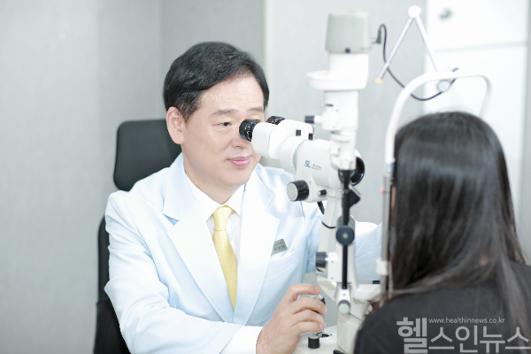 송명철 강남밝은명안과의원 원장