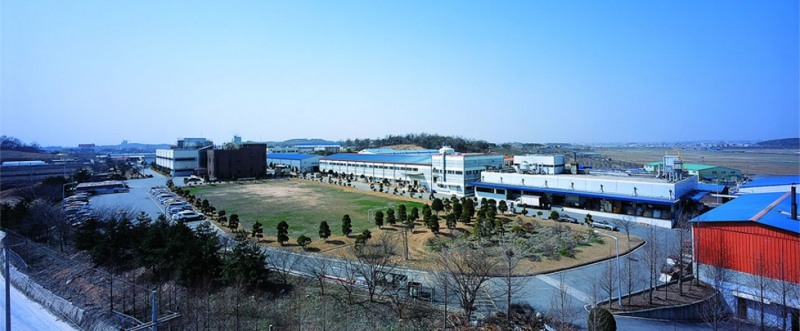 국내 1세대 제약사인 동성제약이 ‘삼촌과 조카’의 경영권 다툼이라는 전대미문의 내홍에 휘말리며 법정관리 절차에 돌입했다. 사진은 동성제약 아산공장. 〈사진출처=동성제약〉