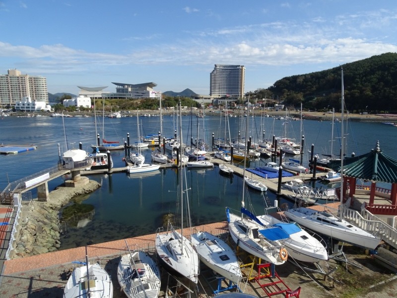 통영항 마리나에 요트가 계류중인 모습