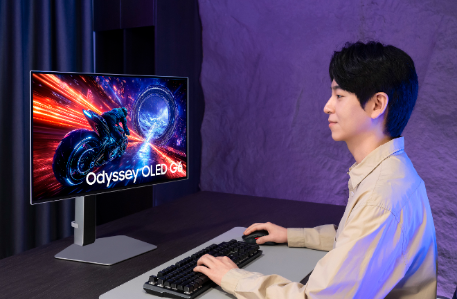 삼성전자 모델이 세계 최초 500Hz 초고주사율이 적용된 OLED 게이밍 모니터 '오디세이 OLED G6'를 체험하고 있다. ⓒ삼성전자