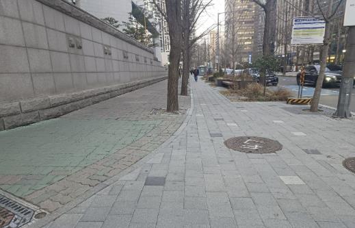 불법 포장마차 정비 후 쾌적해진 보도 모습