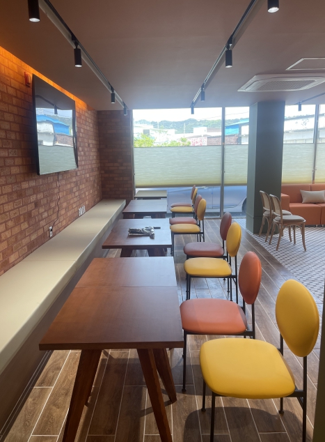 경상북도가 청년들의 지역 정착을 지원하기 위해 조성한 ‘영덕 영해면 이웃사촌마을’ 내 청년 전용 주거시설 ‘환영해 청년이웃주택’이 완공돼 지난 10일부터 본격적인 입주를 시작했다. (경상북도 제공)