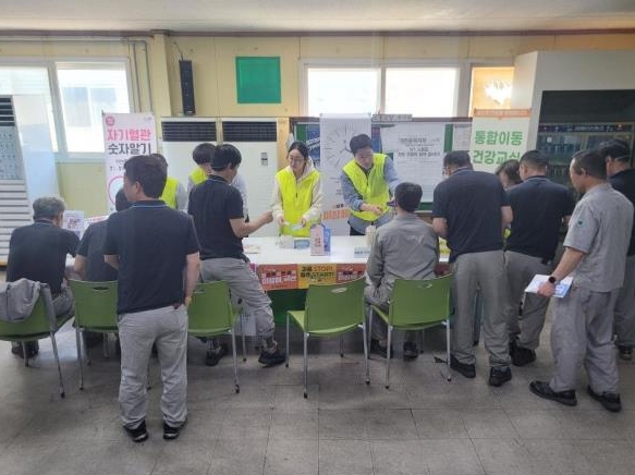 충북 영동군이 관내 기업체를 대상으로 운영 중인 ‘찾아가는 통합이동건강교실’이 직장인들의 건강한 삶을 지원하는 실질적인 프로그램으로 큰 호응을 얻고 있다. (영동군 제공)