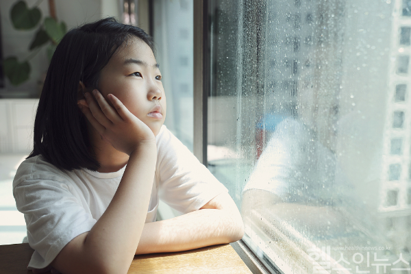 멍하니 있는 아이, 단순한 집중력 저하가 아니라 소아 뇌전증의 초기 증상일 수 있다. (클립아트코리아)