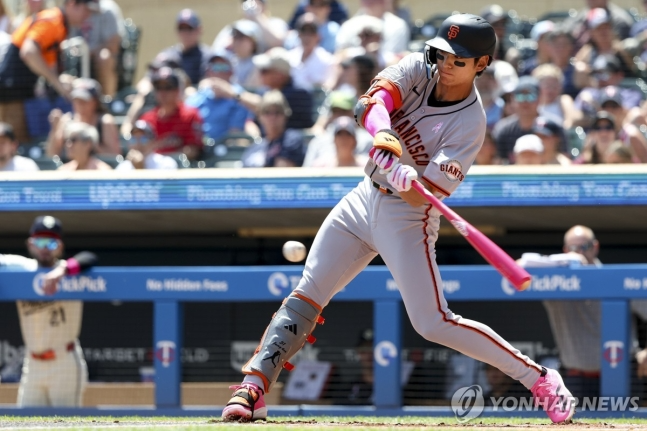 타격하는 이정후