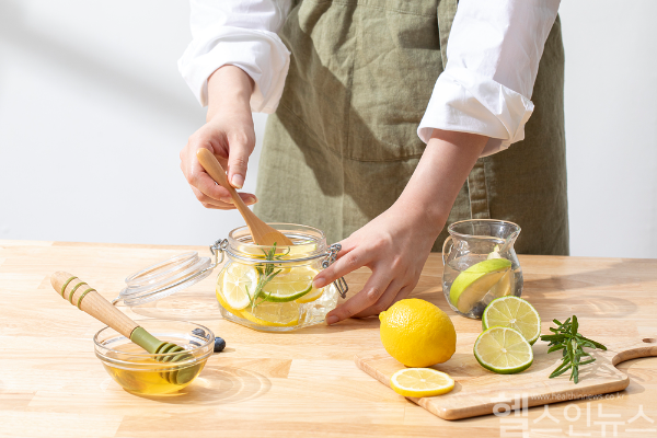 전 세계적 인기를 끄는 과일청은 간편한 건강식이지만, 과다 섭취 시 혈당 스파이크와 관절 질환 등 부작용도 주의해야 한다. (클립아트코리아)