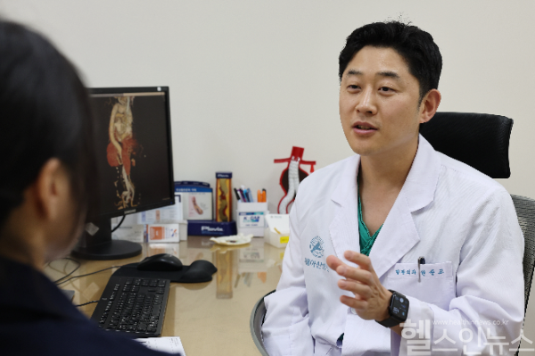 권준교 서울아산병원 혈관외과 교수가 심혈관질환 환자를 진료하고 있다. (서울아산병원 제공)